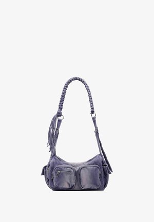 Lilla kangast õlakott, millel on kaks esi tõmblukuga taskut, punutud õlavarre rihm ja frantsi detail. Sujuv tekstuur, ümar kuju, lõdva disainiga.