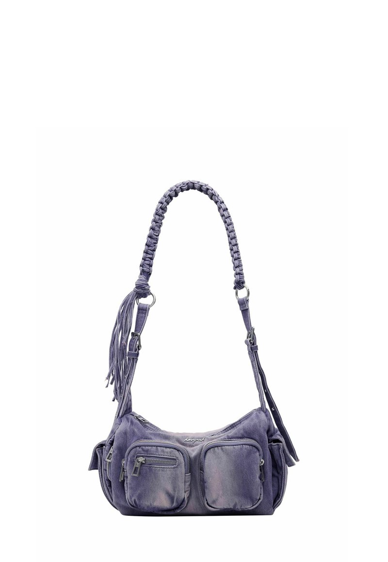 Ljubičasta torba na rame od tkanine s dvije prednje patentne zip torbice, pletenim remenom za rame i detaljima od resica. Glatka tekstura, zaobljen oblik, ležerni dizajn.