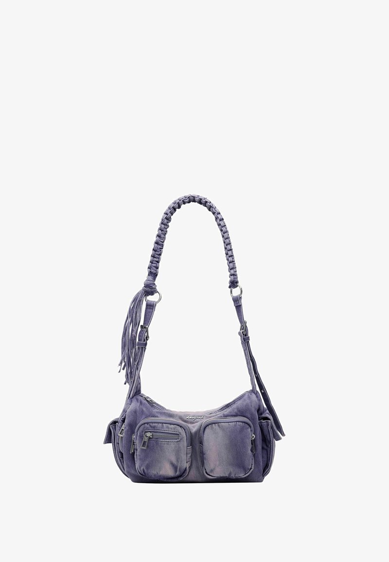 Ljubičasta torba na rame od tkanine s dvije prednje patentne zip torbice, pletenim remenom za rame i detaljima od resica. Glatka tekstura, zaobljen oblik, ležerni dizajn.