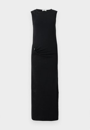 Μαύρο μακρύ φόρεμα χωρίς μανίκια με ψηλό λαιμόκοψη και λεπτομέρεια συστροφής με συγκέντρωση στη μέση σε απλό λευκό φόντο.