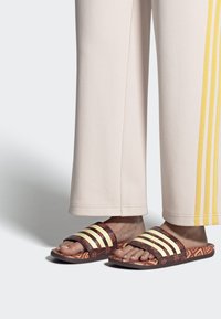 adidas Performance ADILETTE COMFORT - Pool slides - mystery brown   easy yellow   mystery brown