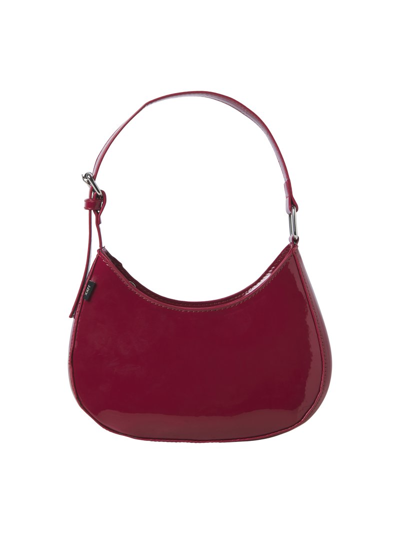 Petit sac à main rouge foncé brillant avec une courte bandoulière simple et des ferrures métalliques argentées sur les attaches de la bandoulière.