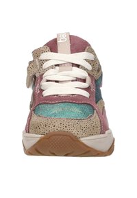 Multicolor sneaker met een mix van texturen: bruin gespikkeld suede, teal, roze accenten en witte veters. Lichte rubberen zool.