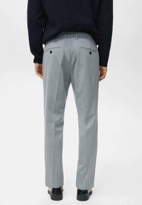Pantalones gris a rayas con corte ajustado, que cuentan con dos bolsillos traseros y un frente plano. La tela parece suave y bien confeccionada.