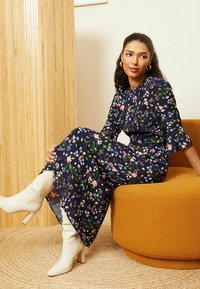 Love & Roses FLUTE SLEEVES HIGH NECK MIDI REGULAR FIT - Denní šaty - navy floral