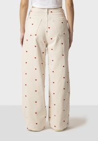 Kaotiko RELAXED MULTIHEART - Traperice ravnih nogavica - ivory