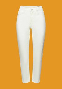 Jean blanc taille haute, jambe droite, fermeture bouton et zip sur fond orange.