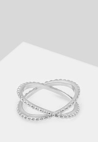 Bague en argent avec deux bandes entrelacées, présentant un design à bord perlé et une finition lisse. Forme de cœur géométrique avec une texture légère.