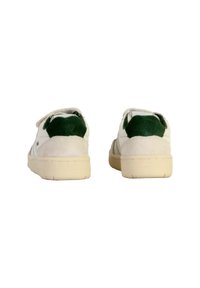 Zapatillas blancas con acentos de ante verde, suelas de goma planas y diseño de punta redondeada. Presentan costuras y un collar acolchado para mayor soporte.