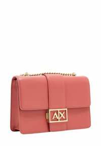 Borsa a tracolla in pelle color corallo con una superficie liscia, dotata di una tracolla in catena dorata e una grande fibbia con il logo 'AX' dorato sul davanti.