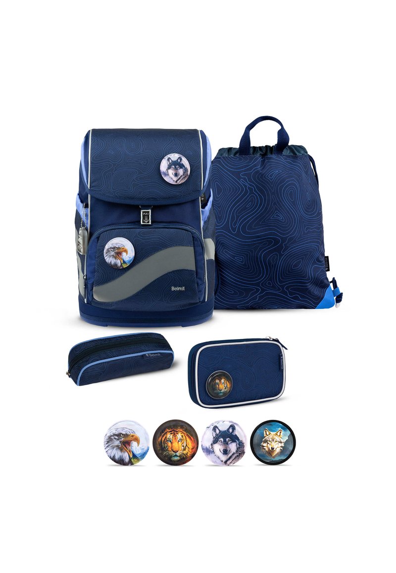 Dunkelblaues Schulrucksackset mit topografischem Muster, Tierabzeichen (Adler, Tiger, Wolf, Fuchs), Satteltasche, Federmäppchen und Reißverschlusstasche.