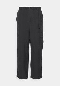 Zwarte cargobroek met een losse pasvorm, gemaakt van lichtgewicht stof. Voorzien van een verstelbare tailleband, zijzakken en een gestructureerd oppervlak.