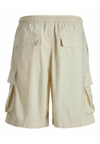Shorts cargo beiges avec une taille élastique, deux poches latérales et deux poches arrière. Fabriqués en tissu léger en mélange de coton.