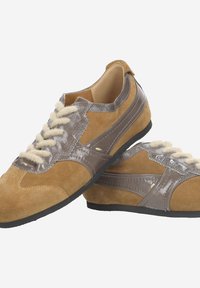 Baskets en daim marron avec des accents gris brillants, bout rond, lacets beiges et semelles en caoutchouc. Présente une surface texturée et des éléments de design en couches.