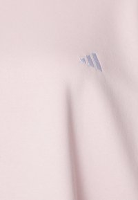 adidas Sportswear ESSENTIALS SMALL LOGO FEEL COZY INCLUSIVE - Camisola - sandy pink