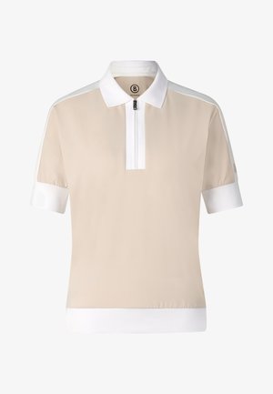 Beige polo met korte mouwen, witte kraag, manchetten, zoom en ritsstrook, met een klein logo op de linkermouw.