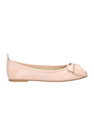 Ballerine en cuir rose avec bout arrondi, ornée d'un nœud à l'avant et d'un petit talon. Texture lisse et design simple.