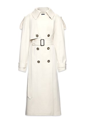 Hosszú krémszínű trench coat széles gallérral, dupla gombos elülső résszel, fekete csattal ellátott övvel és karkötő pántokkal.