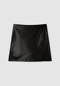 Gonna mini in pelle nera con una texture liscia, forma ad A e leggera fessura laterale. Senza hardware o motivi visibili.