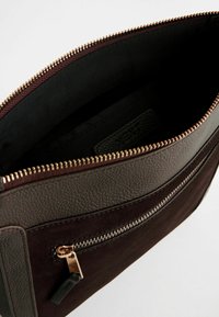 Next POCKET MESSENGER - REGULAR FIT - Rankinė per petį - chocolate brown