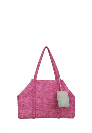 Sac à main rose texturé avec deux poignées et une petite étiquette grise attachée, ornée d'une écriture en script rose.