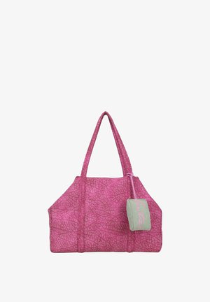 Sac à main rose texturé avec deux poignées et une petite étiquette grise attachée, ornée d'une écriture en script rose.