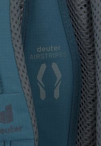 Deuter Airstripes rugzak gemaakt van teal en grijs materiaal, met ademend mesh, merknaam en een onderscheidend patroon in de padding.