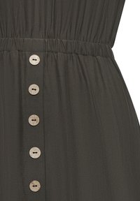 Dunkelgrünes Kleid mit strukturiertem Stoff, elastischem Bund und einer Reihe von hellen Knöpfen an der Vorderseite zur Verschluss.