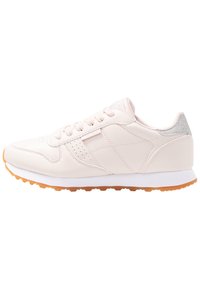 Ljust rosa träningsskor i syntetmaterial. Har en texturerad silverhäll, snörning framtill och en gummisula med orange detaljer.