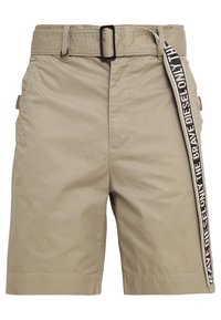 Shorts beige realizzati in tessuto leggero, con una tasca laterale, una cintura nera con una fascia con il marchio e un fit complessivo rilassato.