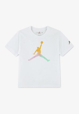 Hvid t-shirt med korte ærmer og et farverigt Jumpman basketball-logo centreret på brystet samt et lille sort Jumpman-logo på venstre ærme.