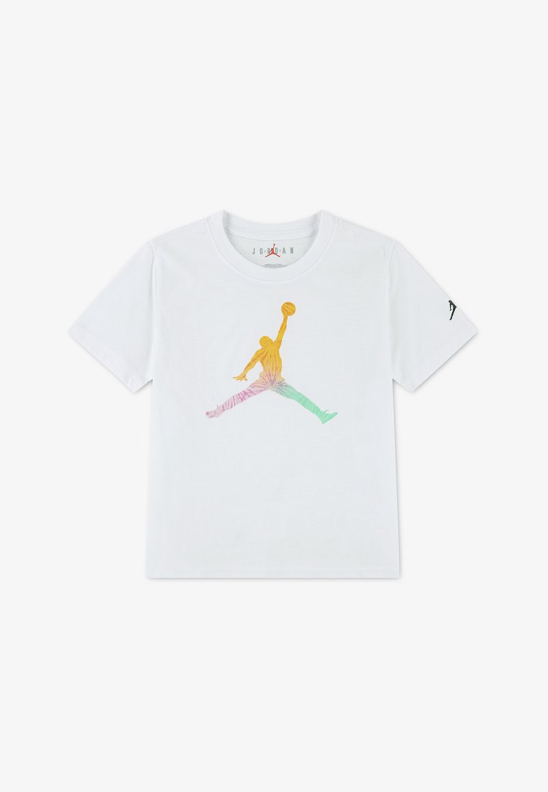 Λευκό κοντομάνικο t-shirt με πολύχρωμο λογότυπο Jumpman μπάσκετ στο κέντρο του στήθους και μικρό μαύρο λογότυπο Jumpman στο αριστερό μανίκι.