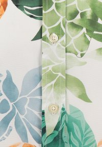 Blumenhemd mit grünen, blauen und orangenen Blattmustern auf hellem Hintergrund. Verfügt über eine Blende mit zwei cremefarbenen Knöpfen und kontrastierenden Nähten.