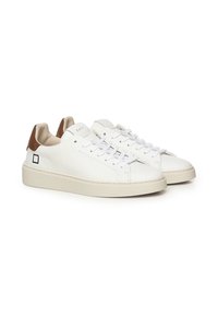 Sneaker bianchi in pelle con texture liscia, punta arrotondata, lacci bianchi e linguetta sul tallone di colore marrone in contrasto. Design minimalista con un branding discreto.