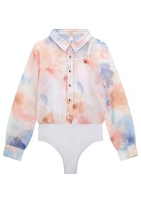 Blouse florale transparente aux teintes pastel de rose et bleu, avec un col, des boutons dorés et un bas de body blanc intégré.