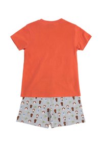 Camiseta naranja de manga corta con cuello redondo combinada con pantalones cortos grises que presentan un patrón repetido de personajes de dibujos animados e íconos.