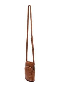 Brun syntetisk lädercrossbody-väska med nitar framtill, platt design, enkel justerbar rem och ficka med dragkedja.