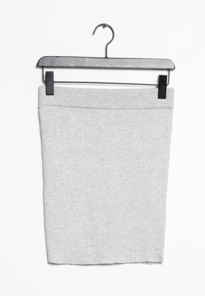 Jupe en coton gris avec une taille élastique, suspendue à un clip en métal noir sur un cintre. Texture lisse, design jusqu'au genou.