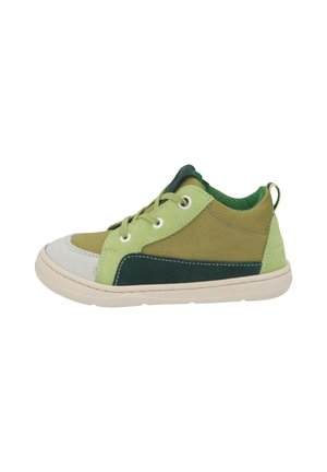 Grüner und beiger Sneaker mit niedrigem Schaft und Schnürverschluss, weißer, strukturierter Zehenkappe, dunkelgrünem Seitenpanel und beiger Sohle.