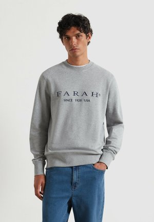 Grijze crewneck sweatshirt met ribbelboorden en -zoom, voorzien van een marineblauw geborduurd "FARAH" en "SINCE 1920 USA" logo op de voorkant.