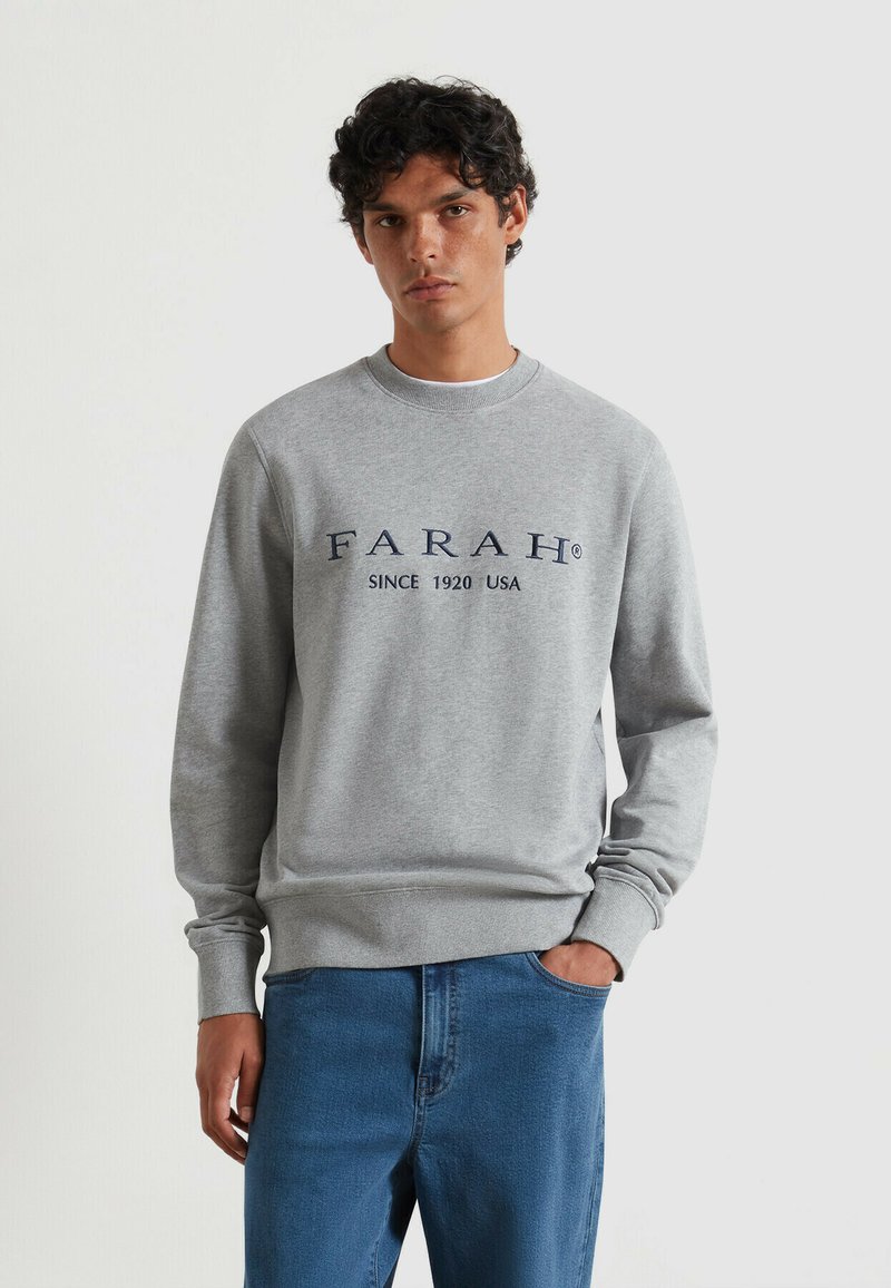 Grijze crewneck sweatshirt met ribbelboorden en -zoom, voorzien van een marineblauw geborduurd "FARAH" en "SINCE 1920 USA" logo op de voorkant.