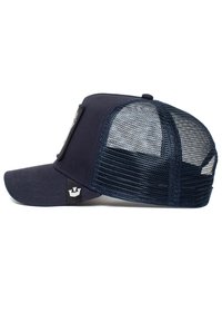 Gorra de béisbol azul marino con trasera de malla, visera curva y un parche con logotipo en la parte frontal. Tela resistente con costuras detalladas.