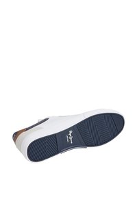 Sneaker med hvit gummisåle, marineblå bunn og teksturert grep. Overdelen har kanvas i nyanser av blått, beige og brune aksenter.