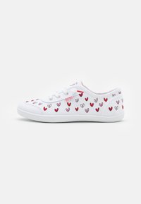 Fehér vászon sneaker, piros és rózsaszín hímzett szívekkel. Fűzős kivitel, texturált gumitalppal, az oldalán "BOBS" márkázással.