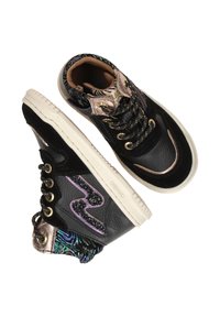 Baskets montantes noires avec une tige en cuir texturé, des accents métalliques, un logo en paillettes violettes et des détails colorés à motifs sur le col.