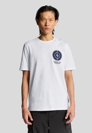 Weißes Baumwoll-T-Shirt mit einem kreisförmigen marineblauen Logo, das "LS" und den Text "BORN IN THE BORDERS" zeigt, mit kurzen Ärmeln und Rundhalsausschnitt.