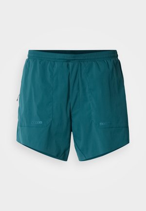 Pantalones cortos de baño en color verde azulado con cintura elástica, bolsillos laterales y textura suave. Presentan un ligero brillo y un diseño minimalista.
