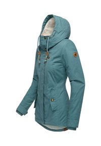 Turkusowa wodoodporna kurtka z kapturem, szczegóły związkowe, dwie przednie kieszenie i miękka polarowa podszewka. Zawiera mosiężne akcenty.