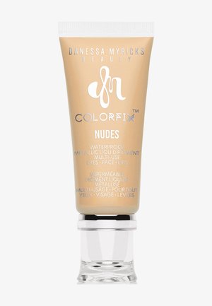 Vloeibare pigment in een beige tube met metallic afwerking. Beschikt over een heldere onderkant en zilveren accenten. Tekst bevat de merknaam en productdetails.