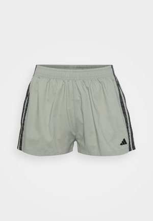 Hellgraue Shorts mit elastischem Bund, versehen mit schwarzen Seitestreifen und einem Adidas-Logo. Der Stoff hat eine glatte, leichte Textur.